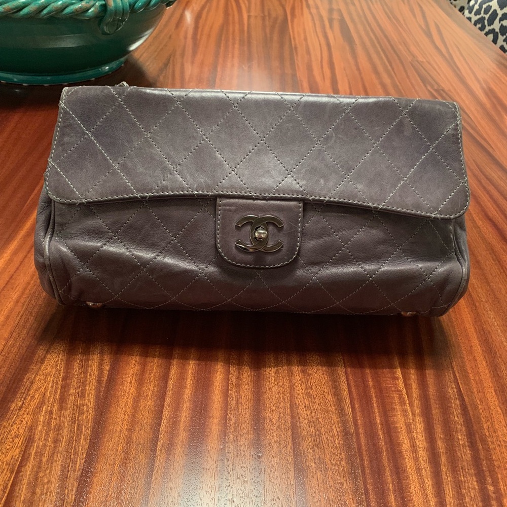CHANEL Quilted Shoulder Bag in Dark Grey Leather